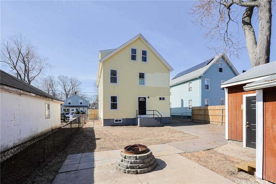 East Providence, Rhode Island 02914, United States, 6 Bedrooms Bedrooms, ,3 BathroomsBathrooms,Residential,Pending,100197