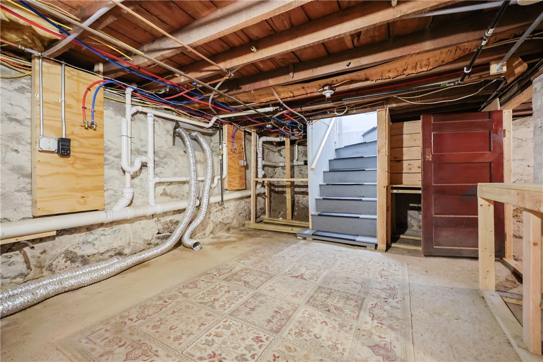 East Providence, Rhode Island 02914, United States, 6 Bedrooms Bedrooms, ,3 BathroomsBathrooms,Residential,Pending,100197