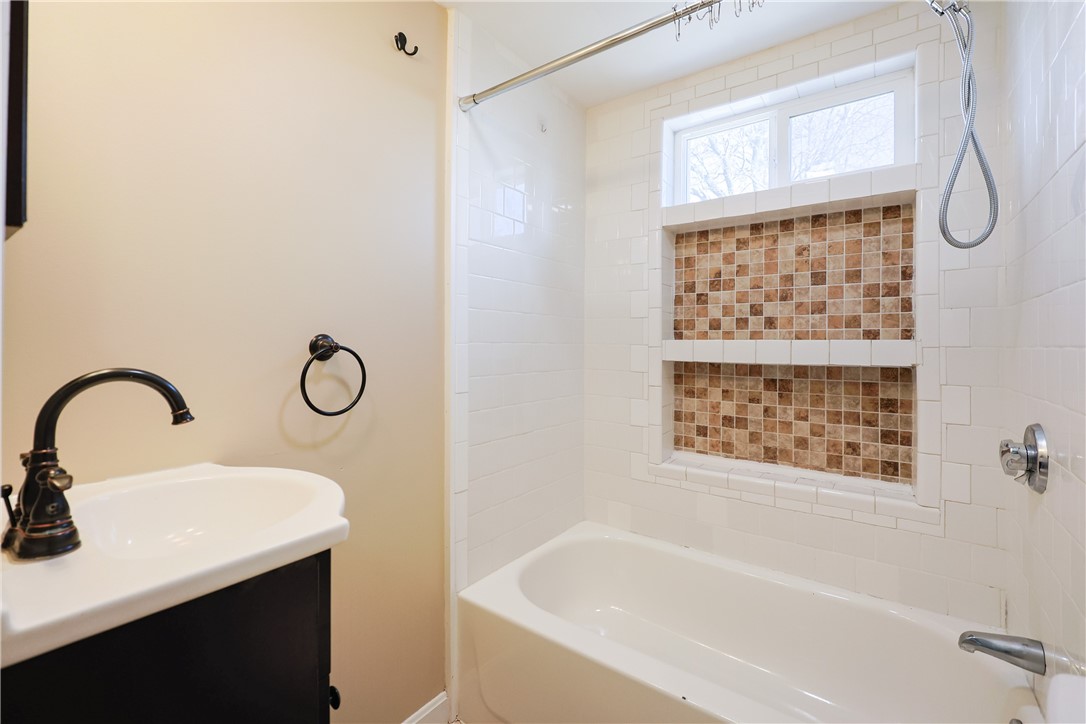 East Providence, Rhode Island 02914, United States, 6 Bedrooms Bedrooms, ,3 BathroomsBathrooms,Residential,Pending,100197