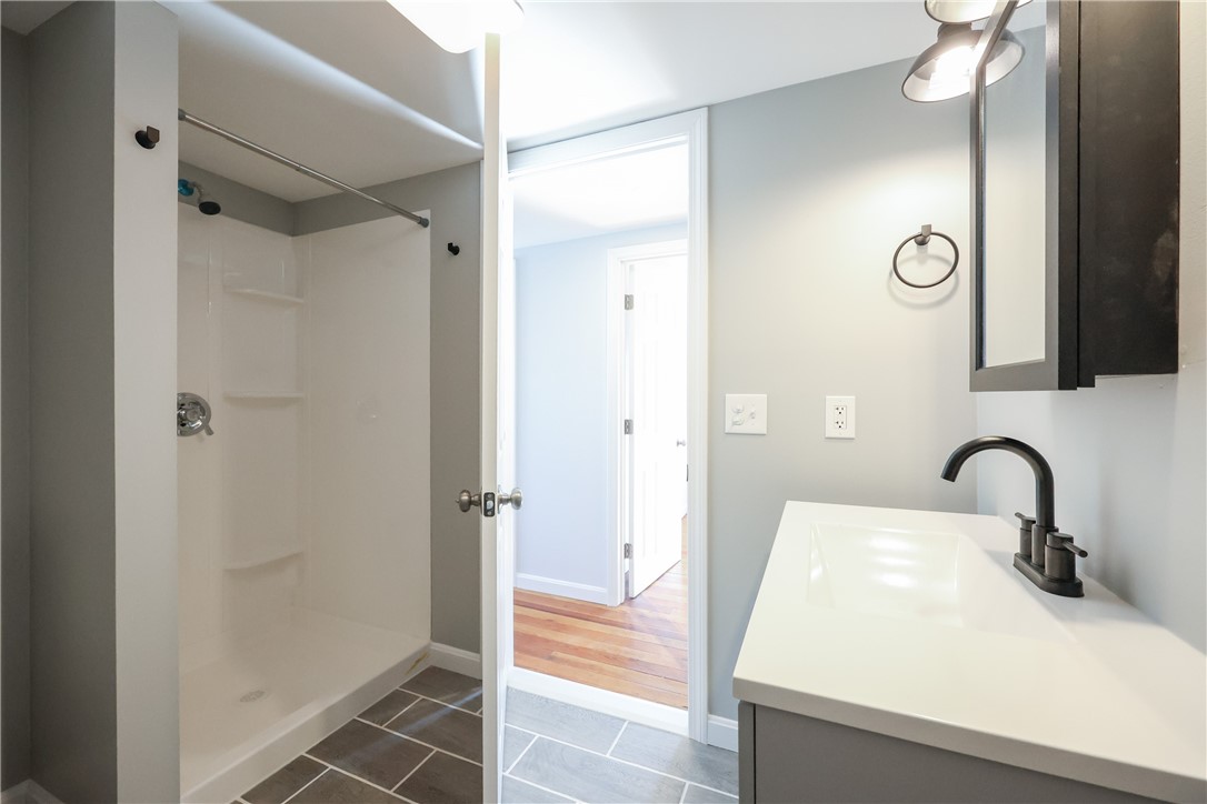 East Providence, Rhode Island 02914, United States, 6 Bedrooms Bedrooms, ,3 BathroomsBathrooms,Residential,Pending,100197