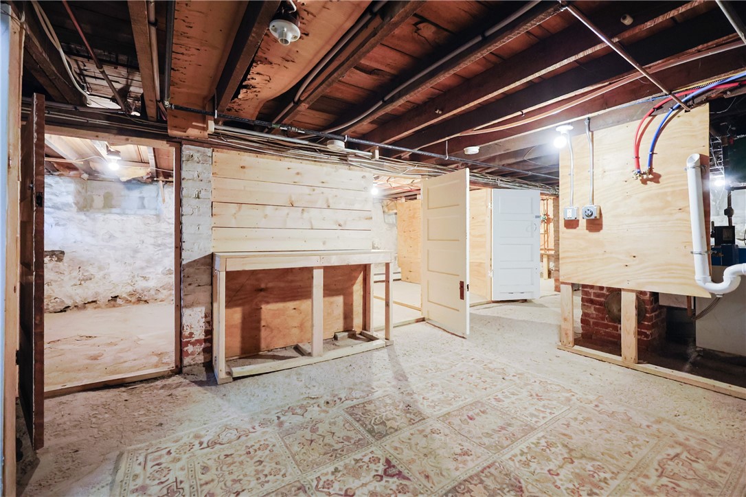 East Providence, Rhode Island 02914, United States, 6 Bedrooms Bedrooms, ,3 BathroomsBathrooms,Residential,Pending,100197