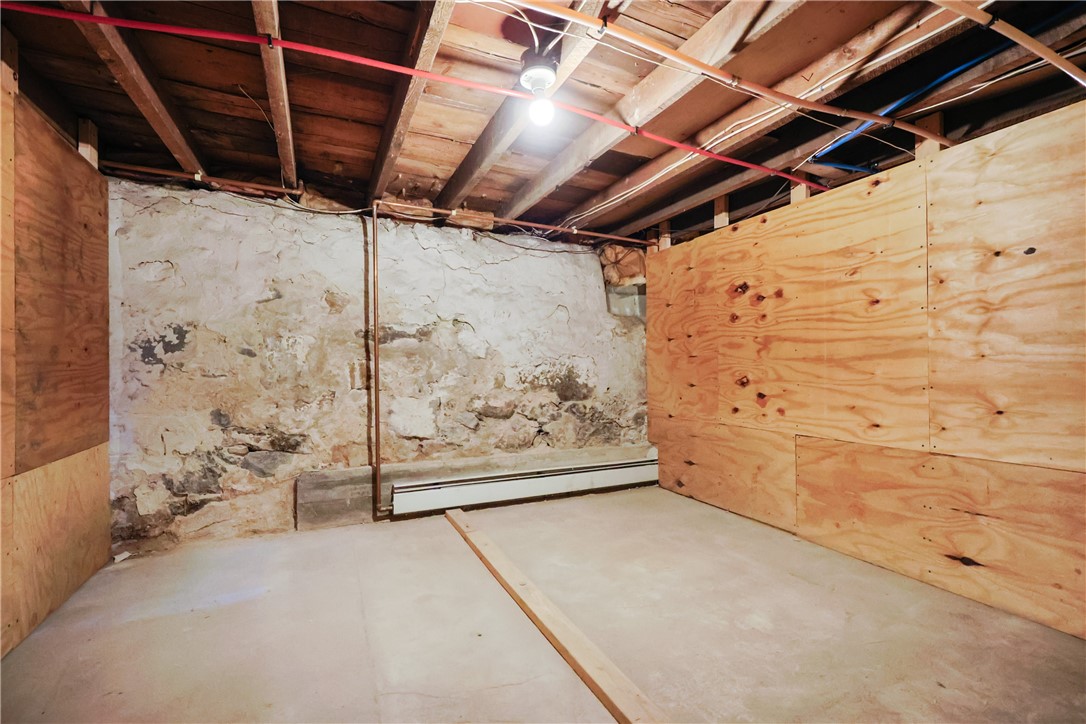 East Providence, Rhode Island 02914, United States, 6 Bedrooms Bedrooms, ,3 BathroomsBathrooms,Residential,Pending,100197