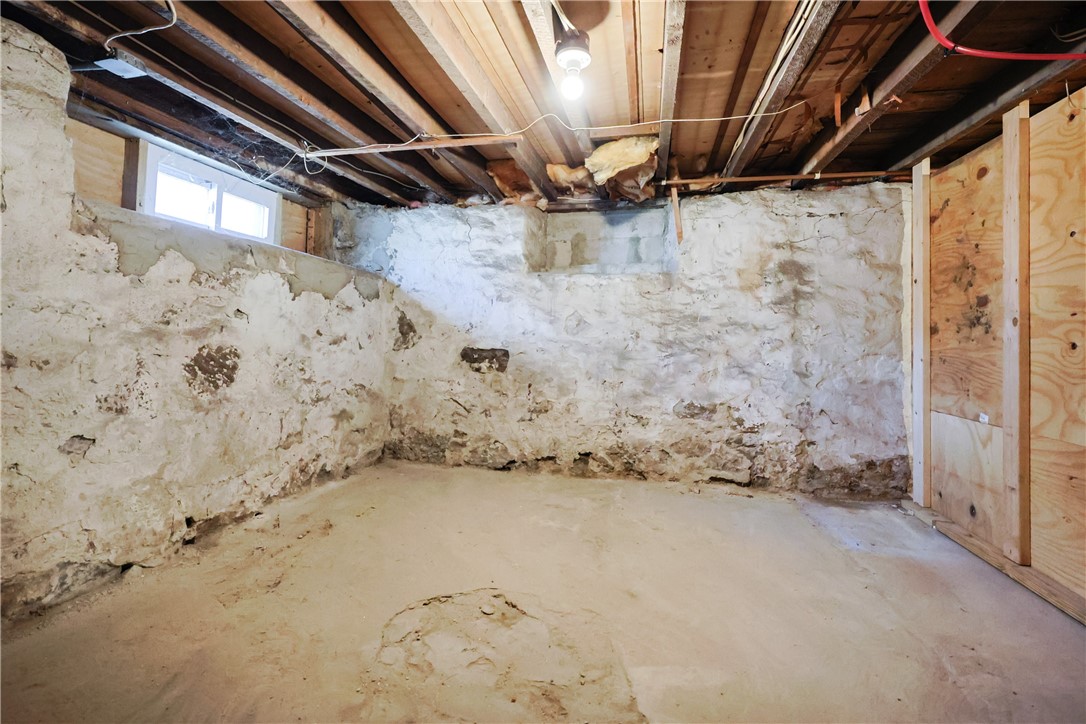 East Providence, Rhode Island 02914, United States, 6 Bedrooms Bedrooms, ,3 BathroomsBathrooms,Residential,Pending,100197