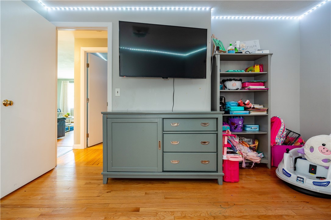 Cranston, Rhode Island 02920, United States, 3 Bedrooms Bedrooms, ,1 BathroomBathrooms,Residential,Active,153187