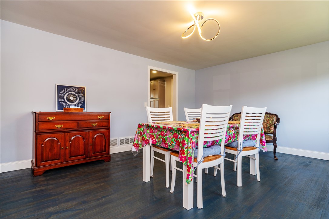 Warwick, Rhode Island 02886, United States, 3 Bedrooms Bedrooms, ,2 BathroomsBathrooms,Residential,Pending,182150