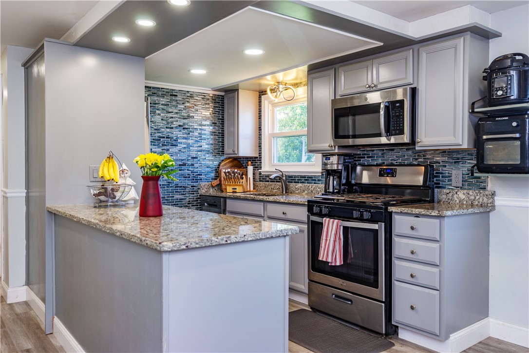 Warwick, Rhode Island 02886, United States, 3 Bedrooms Bedrooms, ,2 BathroomsBathrooms,Residential,Pending,182150