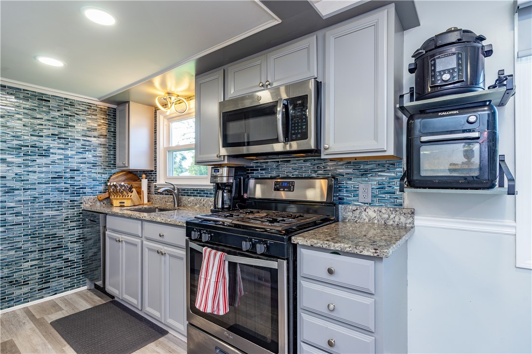 Warwick, Rhode Island 02886, United States, 3 Bedrooms Bedrooms, ,2 BathroomsBathrooms,Residential,Pending,182150