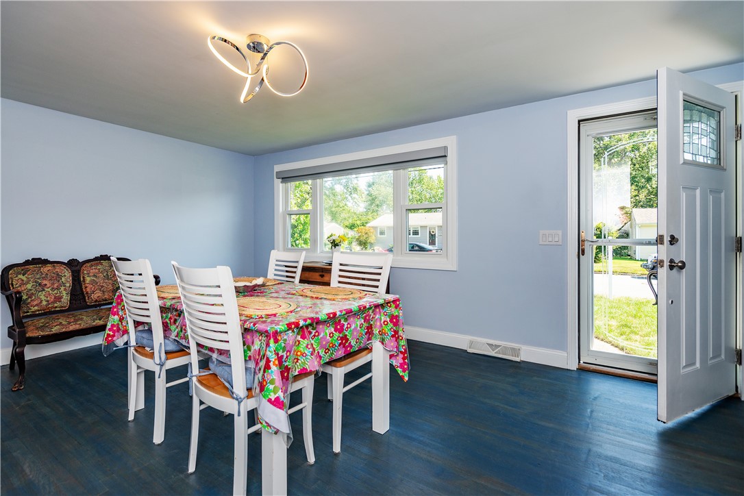 Warwick, Rhode Island 02886, United States, 3 Bedrooms Bedrooms, ,2 BathroomsBathrooms,Residential,Pending,182150