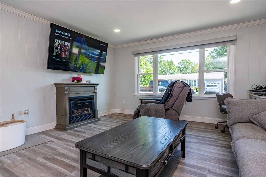 Warwick, Rhode Island 02886, United States, 3 Bedrooms Bedrooms, ,2 BathroomsBathrooms,Residential,Pending,182150