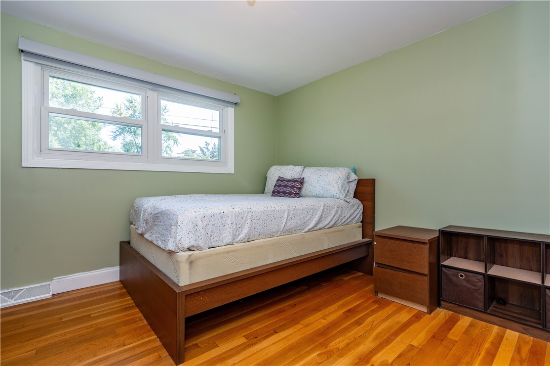 Warwick, Rhode Island 02886, United States, 3 Bedrooms Bedrooms, ,2 BathroomsBathrooms,Residential,Pending,182150