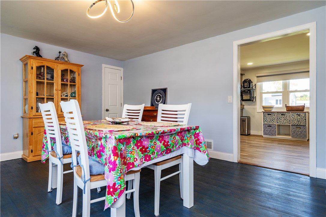 Warwick, Rhode Island 02886, United States, 3 Bedrooms Bedrooms, ,2 BathroomsBathrooms,Residential,Pending,182150