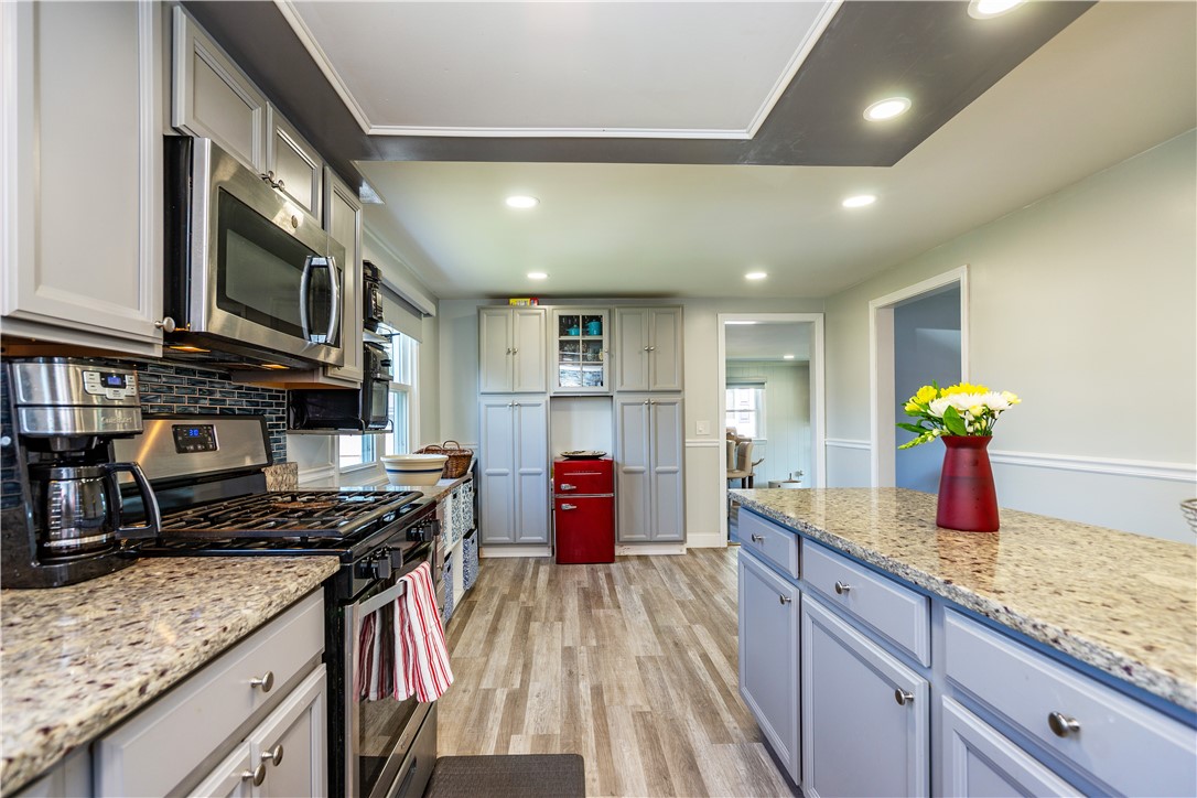 Warwick, Rhode Island 02886, United States, 3 Bedrooms Bedrooms, ,2 BathroomsBathrooms,Residential,Pending,182150