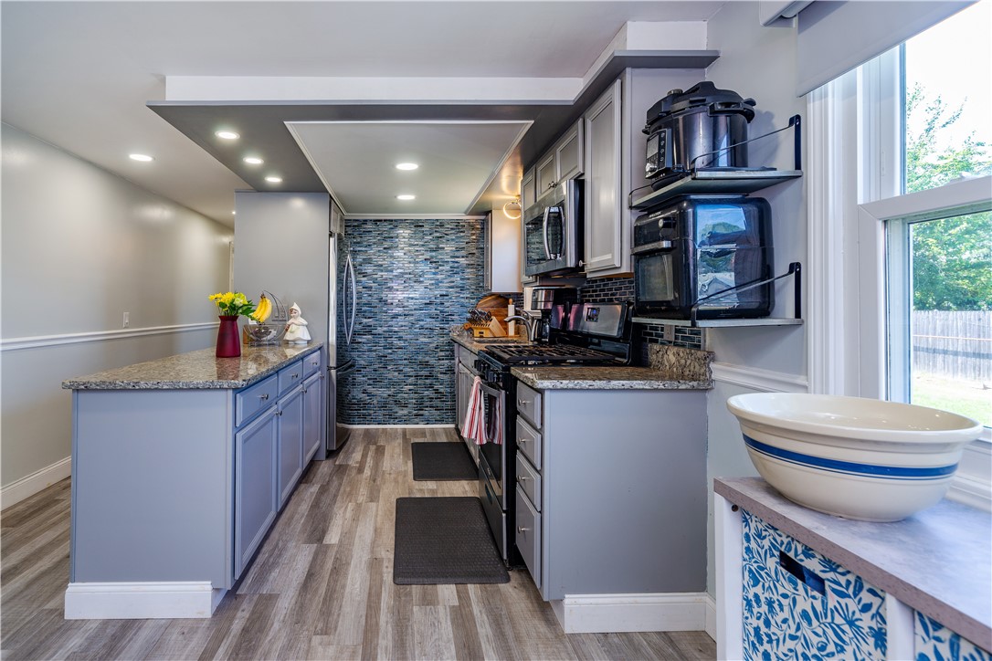 Warwick, Rhode Island 02886, United States, 3 Bedrooms Bedrooms, ,2 BathroomsBathrooms,Residential,Pending,182150