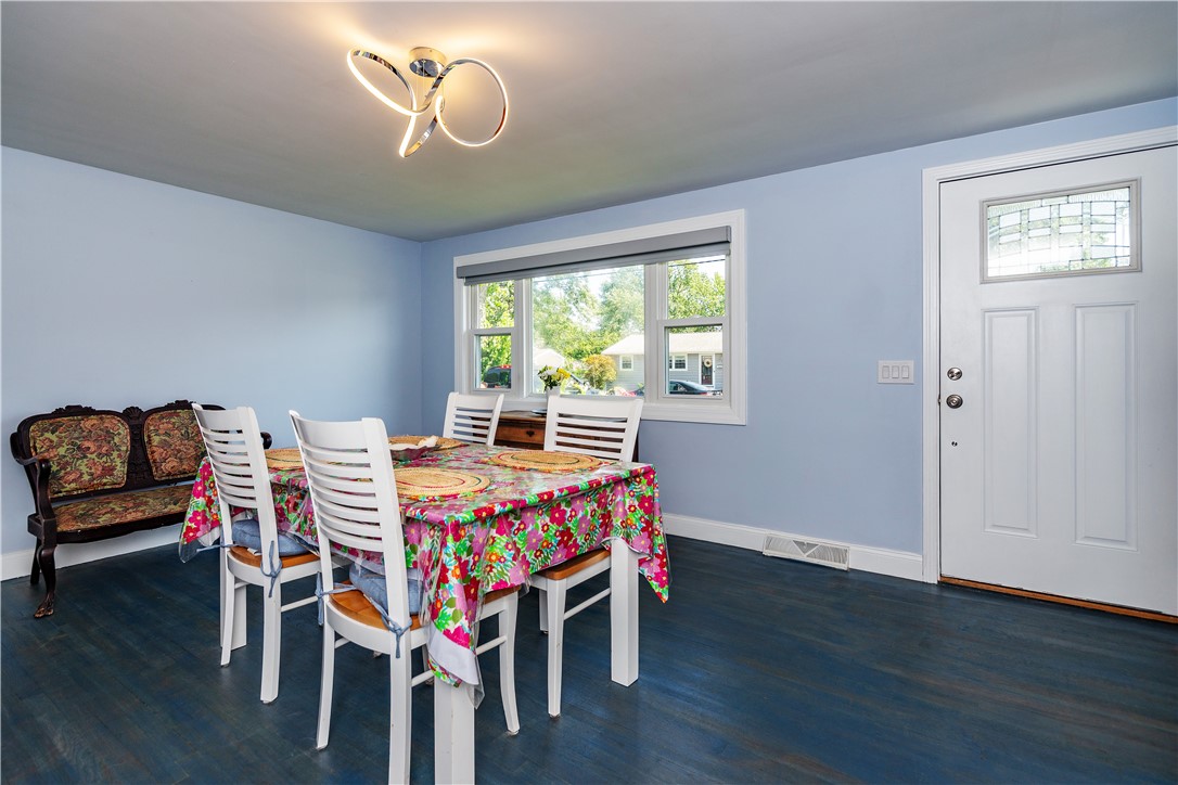 Warwick, Rhode Island 02886, United States, 3 Bedrooms Bedrooms, ,2 BathroomsBathrooms,Residential,Pending,182150