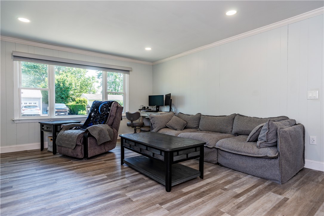 Warwick, Rhode Island 02886, United States, 3 Bedrooms Bedrooms, ,2 BathroomsBathrooms,Residential,Pending,182150