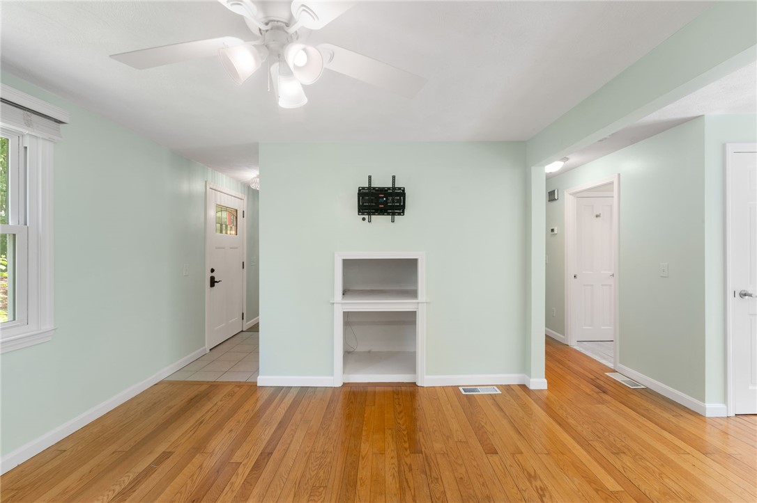 Richmond, Rhode Island 02892, United States, 3 Bedrooms Bedrooms, ,2 BathroomsBathrooms,Residential,Pending,186247