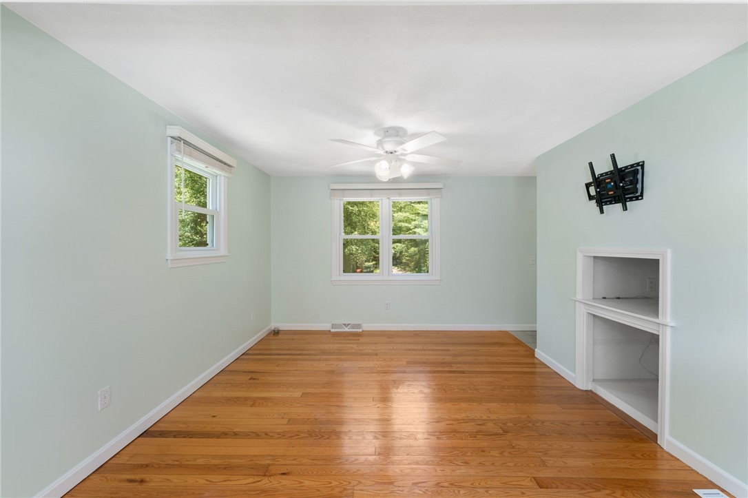 Richmond, Rhode Island 02892, United States, 3 Bedrooms Bedrooms, ,2 BathroomsBathrooms,Residential,Pending,186247