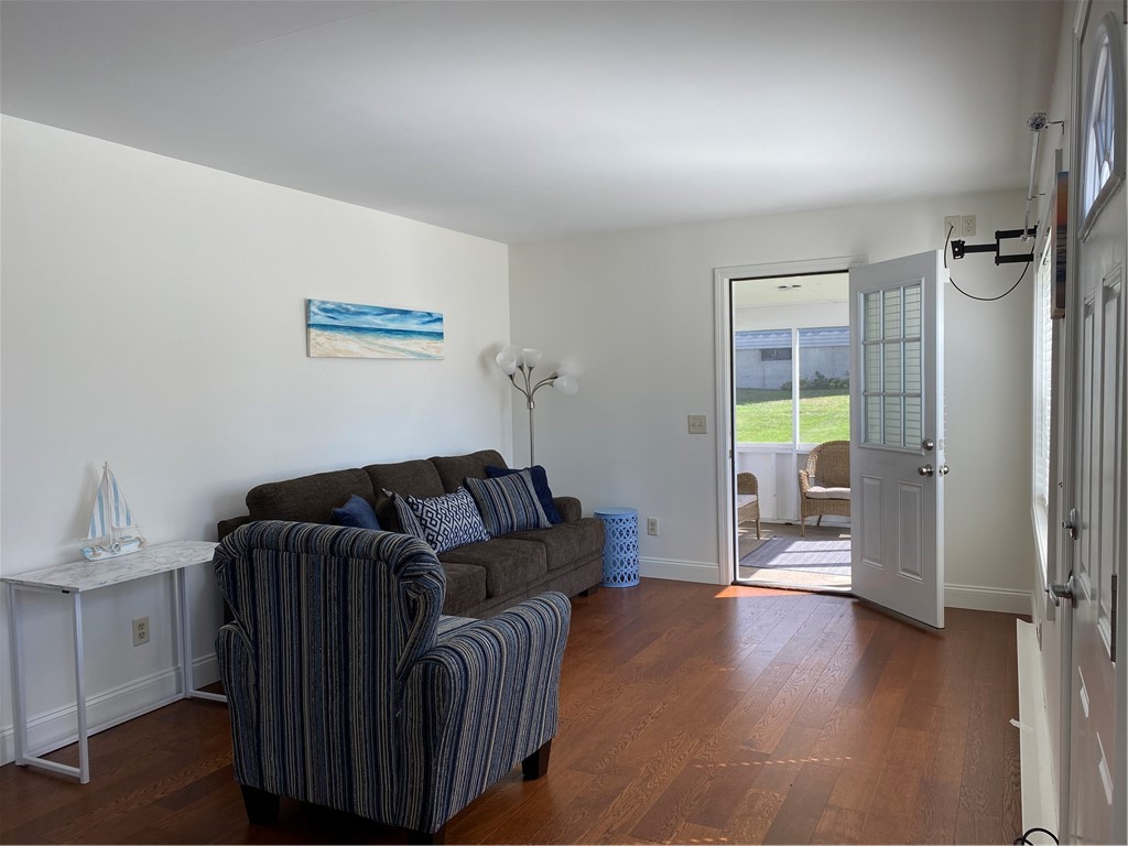 Narragansett, Rhode Island 02882, United States, 2 Bedrooms Bedrooms, ,1 BathroomBathrooms,Residential,Active,102531