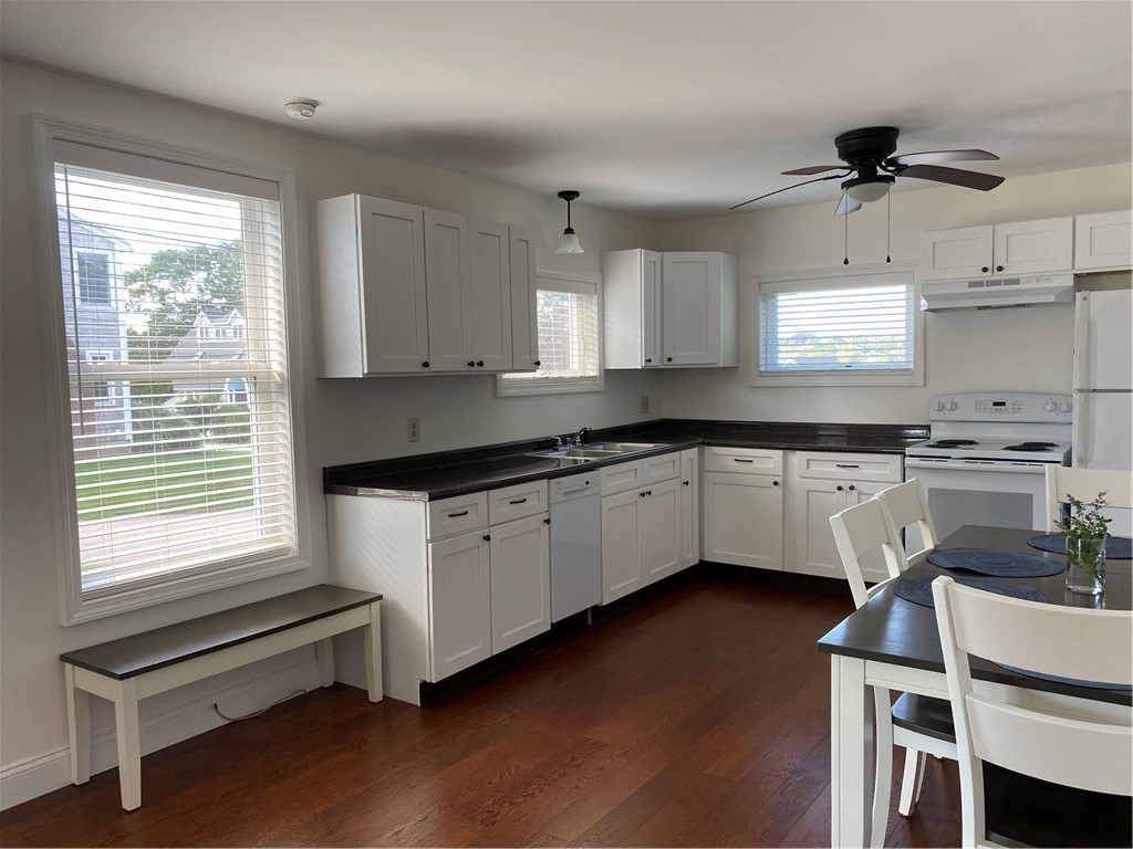 Narragansett, Rhode Island 02882, United States, 2 Bedrooms Bedrooms, ,1 BathroomBathrooms,Residential,Active,102531