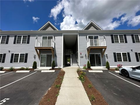 Condominium in Cranston RI 11 Gray Coach Lane 1.jpg