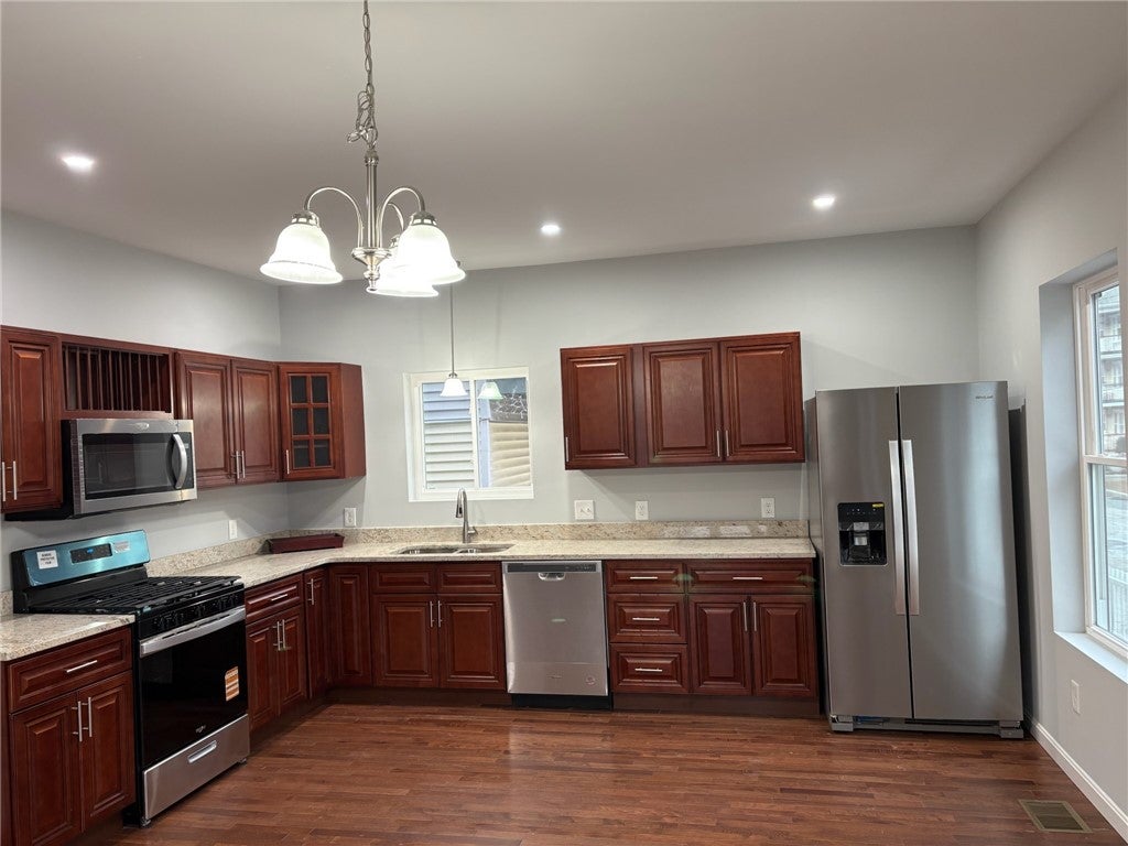 184 Avenue C E1