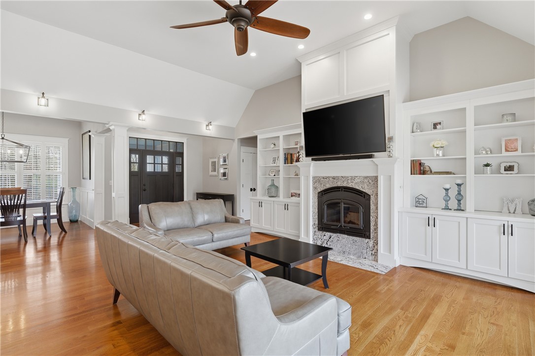 Smithfield, Rhode Island, 02917, United States, 3 Bedrooms Bedrooms, ,2 BathroomsBathrooms,Residential,Active,2032916
