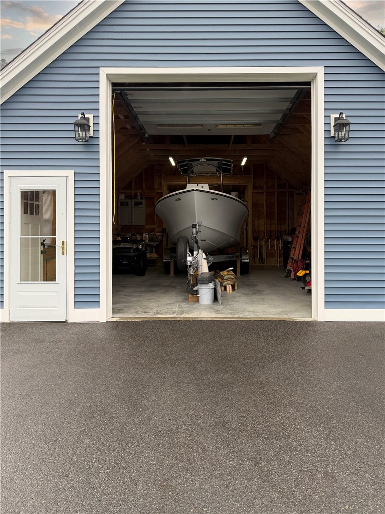 Smithfield, Rhode Island, 02917, United States, 3 Bedrooms Bedrooms, ,2 BathroomsBathrooms,Residential,Active,2032916