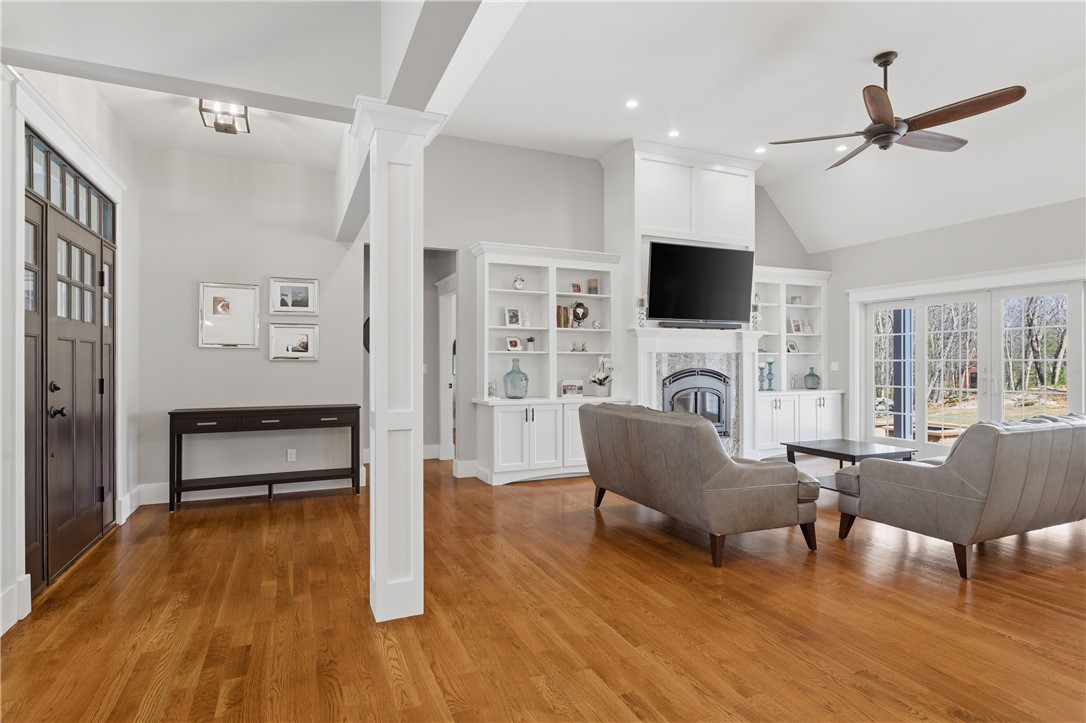 Smithfield, Rhode Island, 02917, United States, 3 Bedrooms Bedrooms, ,2 BathroomsBathrooms,Residential,Active,2032916