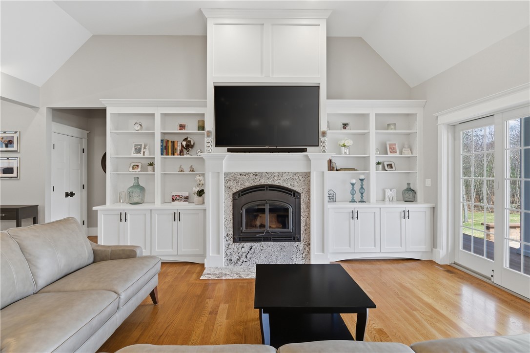 Smithfield, Rhode Island, 02917, United States, 3 Bedrooms Bedrooms, ,2 BathroomsBathrooms,Residential,Active,2032916