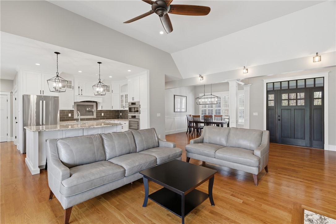 Smithfield, Rhode Island, 02917, United States, 3 Bedrooms Bedrooms, ,2 BathroomsBathrooms,Residential,Active,2032916