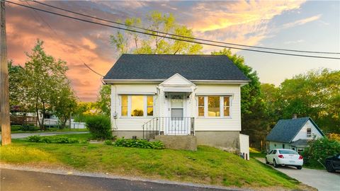 Single Family Residence in Smithfield RI 18 Chamberlain Street.jpg