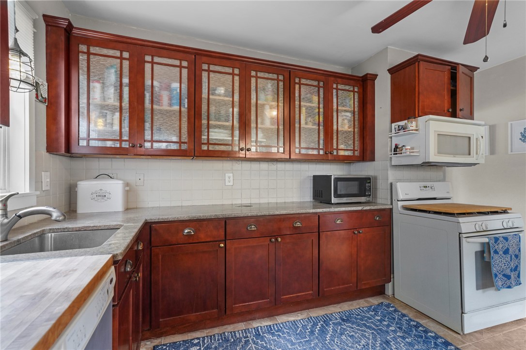 East Greenwich, Rhode Island 02818, United States, 3 Bedrooms Bedrooms, ,2 BathroomsBathrooms,Residential,Pending,136362