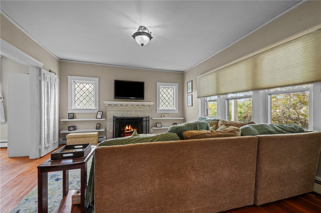 East Greenwich, Rhode Island 02818, United States, 3 Bedrooms Bedrooms, ,2 BathroomsBathrooms,Residential,Pending,136362