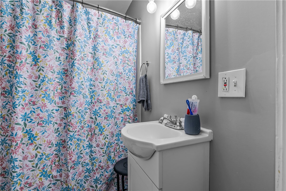 Newport, Rhode Island 02840, United States, 3 Bedrooms Bedrooms, ,1 BathroomBathrooms,Residential,Active,208456