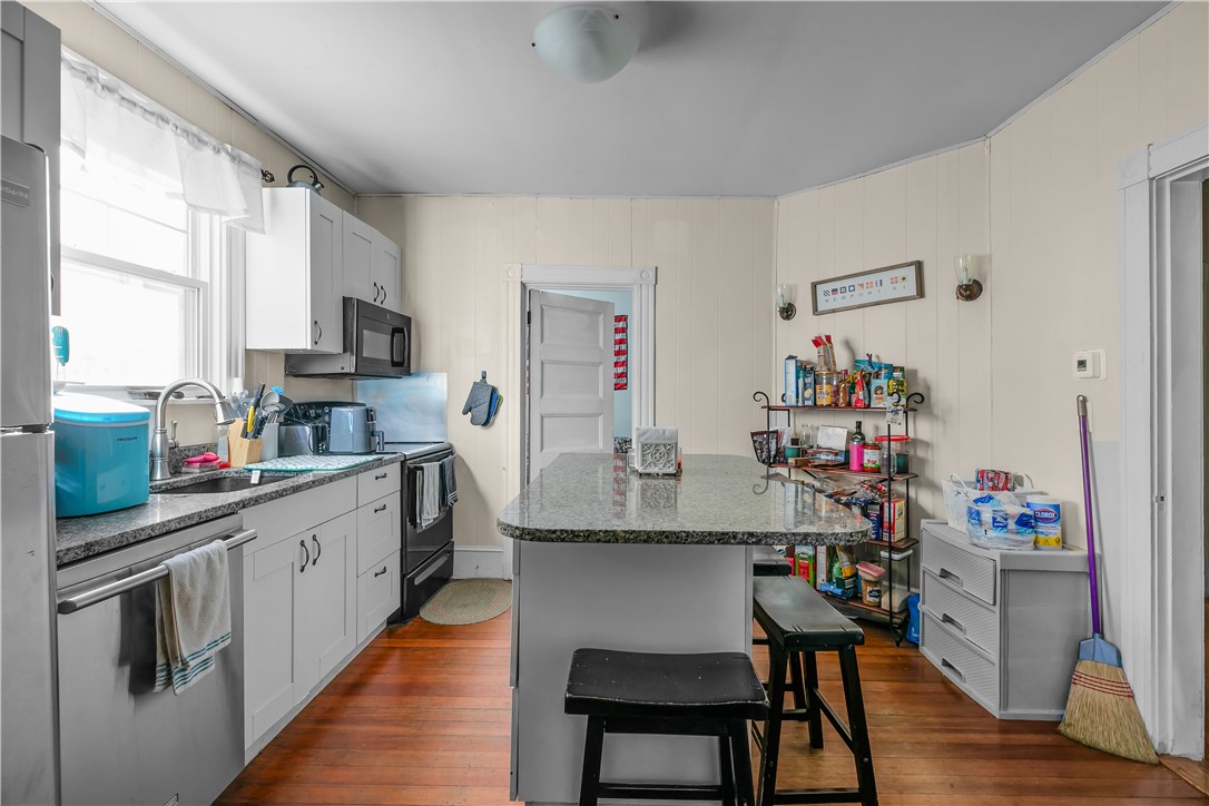 Newport, Rhode Island 02840, United States, 3 Bedrooms Bedrooms, ,1 BathroomBathrooms,Residential,Active,208456