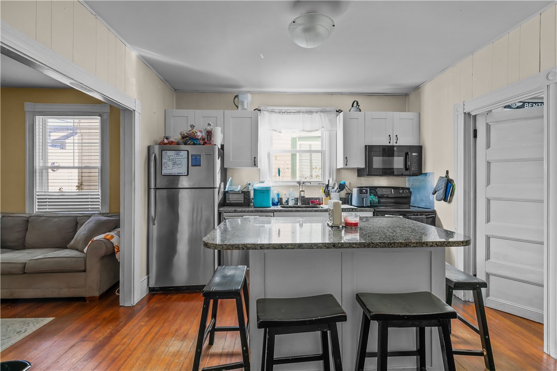 Newport, Rhode Island 02840, United States, 3 Bedrooms Bedrooms, ,1 BathroomBathrooms,Residential,Active,208456