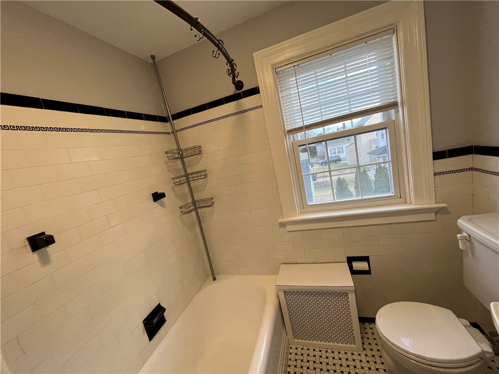 Cranston, Rhode Island 02910, United States, 3 Bedrooms Bedrooms, ,2 BathroomsBathrooms,Residential,Active,107715