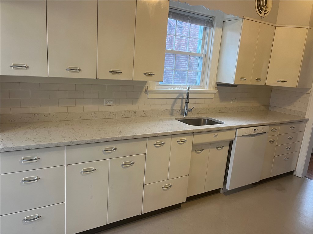 Cranston, Rhode Island 02910, United States, 3 Bedrooms Bedrooms, ,2 BathroomsBathrooms,Residential,Active,107715