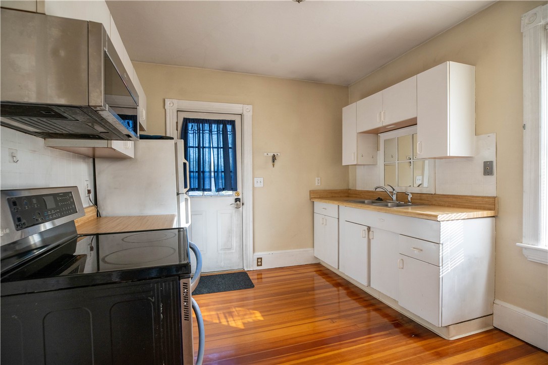 Warwick, Rhode Island 02888, United States, 3 Bedrooms Bedrooms, ,2 BathroomsBathrooms,Residential,Pending,198338