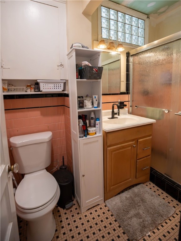 Warwick, Rhode Island 02888, United States, 3 Bedrooms Bedrooms, ,2 BathroomsBathrooms,Residential,Pending,198338