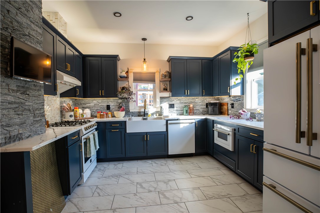 Warwick, Rhode Island 02888, United States, 3 Bedrooms Bedrooms, ,2 BathroomsBathrooms,Residential,Pending,198338