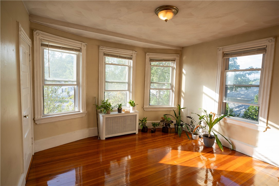 Warwick, Rhode Island 02888, United States, 3 Bedrooms Bedrooms, ,2 BathroomsBathrooms,Residential,Pending,198338