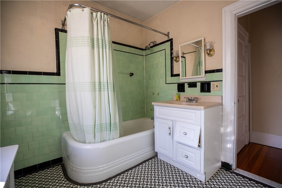 Warwick, Rhode Island 02888, United States, 3 Bedrooms Bedrooms, ,2 BathroomsBathrooms,Residential,Pending,198338