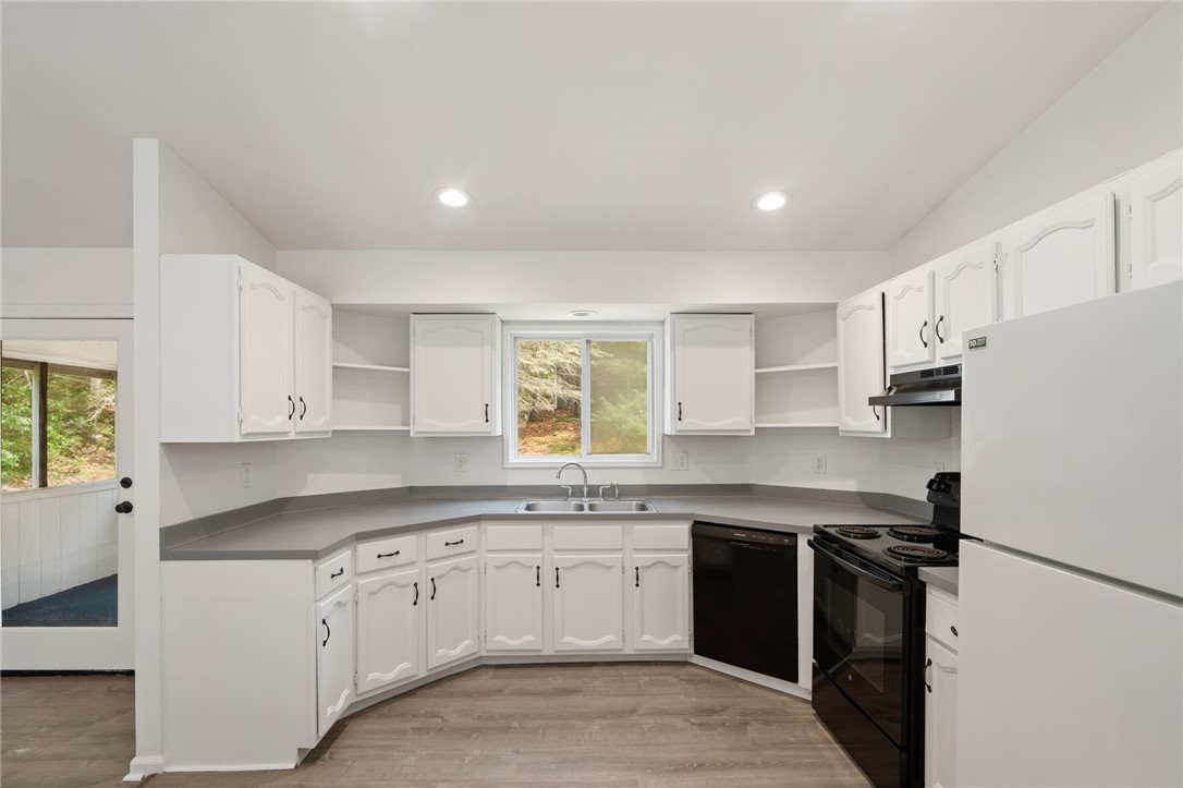 Johnston, Rhode Island 02919, United States, 4 Bedrooms Bedrooms, ,3 BathroomsBathrooms,Residential,Active,179083