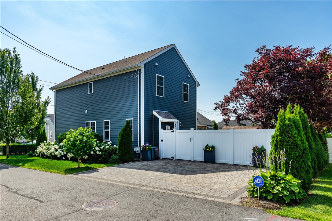 Newport, Rhode Island 02840, United States, 3 Bedrooms Bedrooms, ,3 BathroomsBathrooms,Residential,Active,178775