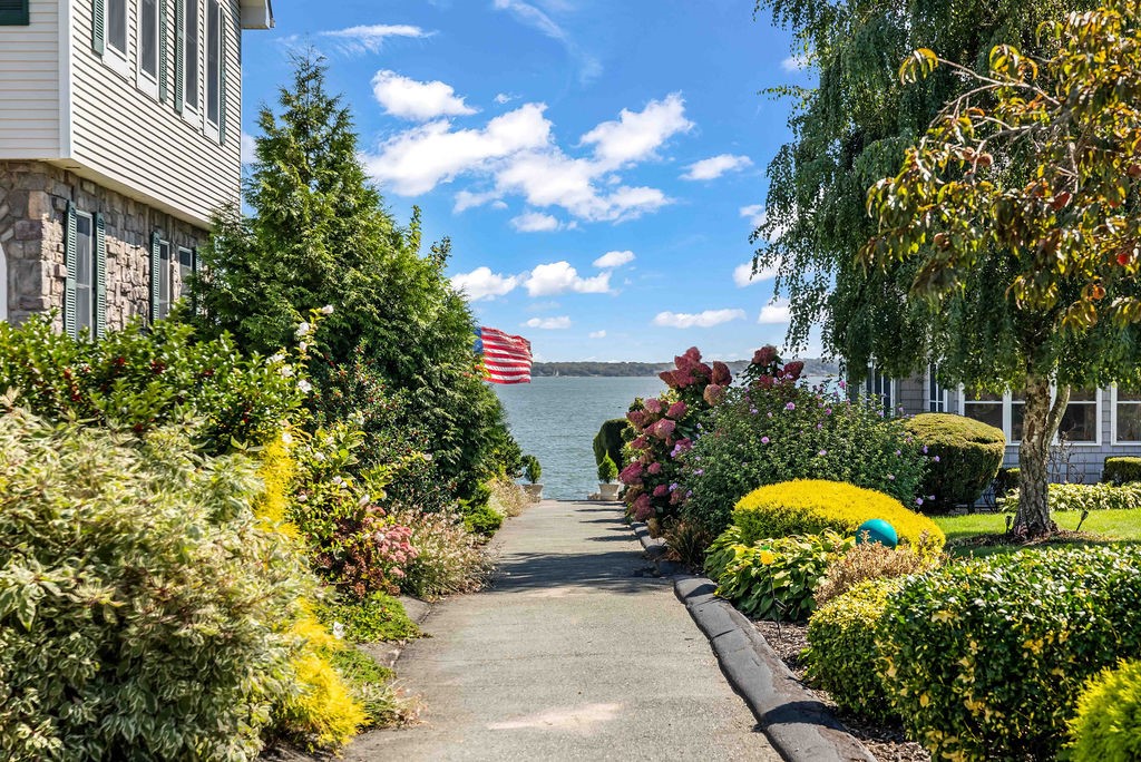 North Kingstown, Rhode Island 02852, United States, 2 Bedrooms Bedrooms, ,2 BathroomsBathrooms,Residential,Pending,209841