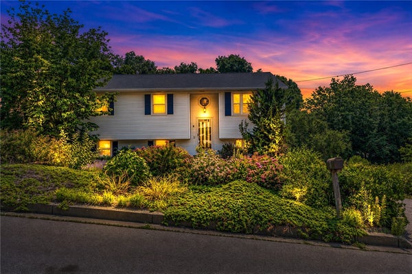 8 BRATT LN, WEST WARWICK, RI 02893 - Image 3a288cd1d78f85cbc4bb75d53e737151/1009191063