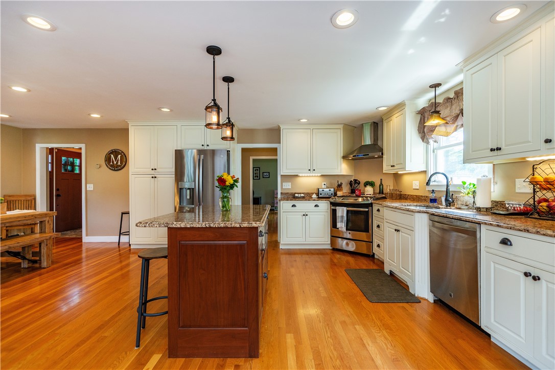 North Kingstown, Rhode Island 02852, United States, 4 Bedrooms Bedrooms, ,3 BathroomsBathrooms,Residential,Active,173749