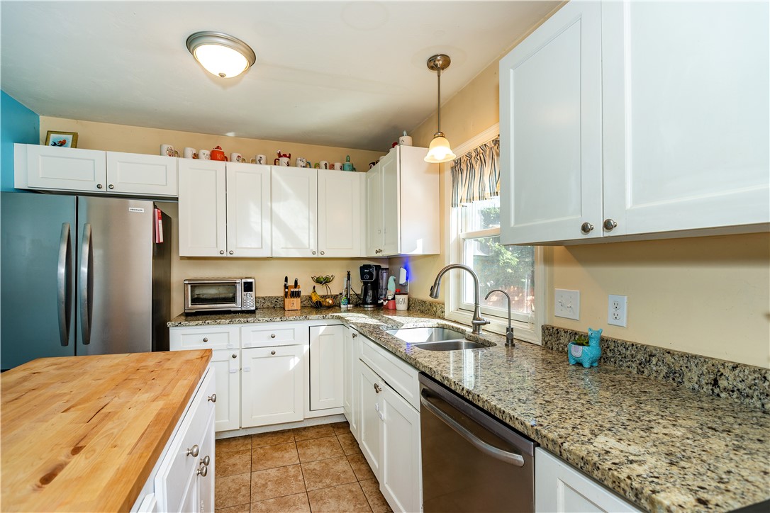 Warwick, Rhode Island 02886, United States, 3 Bedrooms Bedrooms, ,2 BathroomsBathrooms,Residential,Active,97672