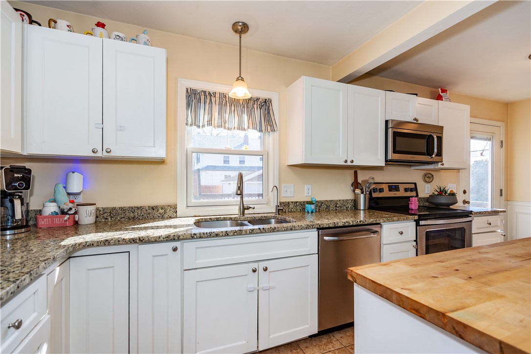 Warwick, Rhode Island 02886, United States, 3 Bedrooms Bedrooms, ,2 BathroomsBathrooms,Residential,Active,97672